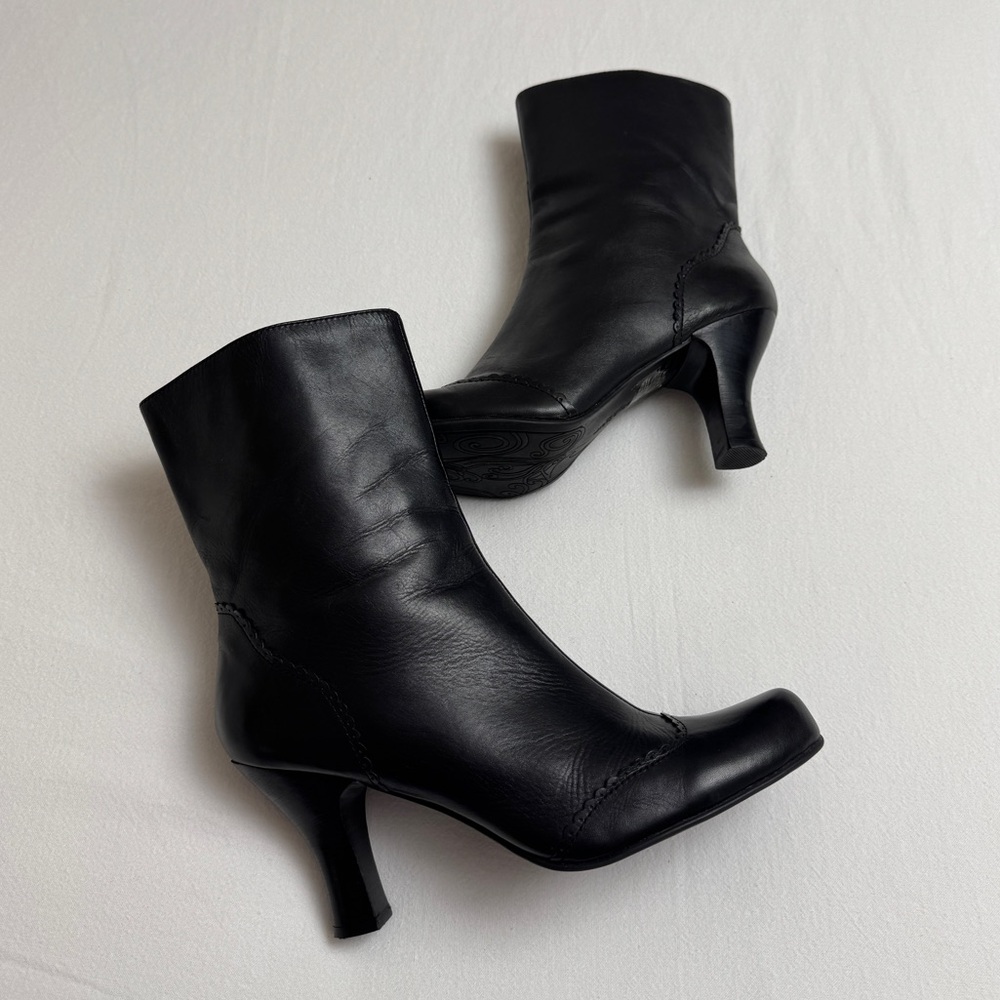 Vintage Y2K 90’s Kenneth Cole Reaction Black Leather Boots Size 9 Scallop Trim